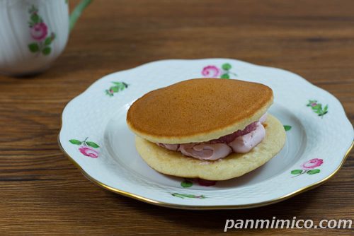 春どら（つぶあん入り桜もち＆いちごホイップ）【ヤマザキ】斜めから撮った写真