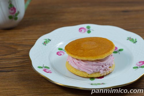 桜あんクリームのどら焼（粒あんクリーム入り）【セブンイレブン】斜めから撮った写真