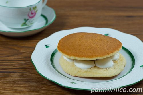 春どら(抹茶わらびもち&ミルクホイップ)【ヤマザキ】斜めから撮った写真
