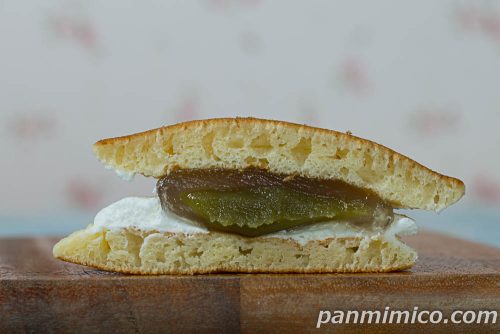 春どら(抹茶わらびもち&ミルクホイップ)【ヤマザキ】断面の写真