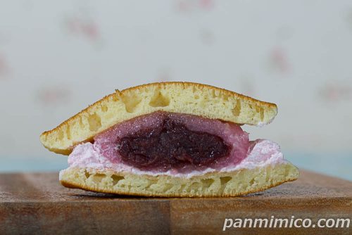 春どら（つぶあん入り桜もち＆いちごホイップ）【ヤマザキ】断面の写真