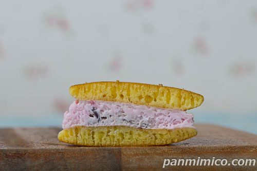 桜あんクリームのどら焼（粒あんクリーム入り）【セブンイレブン】断面の写真