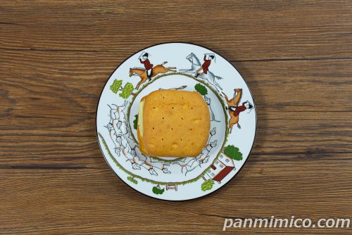 しっとりビスキュイサンド（チーズクリーム）【ヤマザキ】上から撮った写真