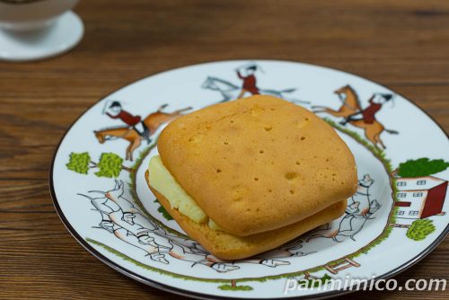 しっとりビスキュイサンド（チーズクリーム）【ヤマザキ】斜めから撮った写真