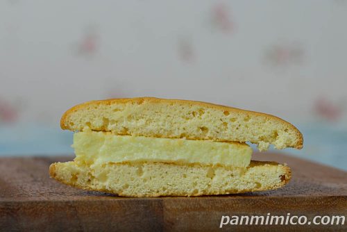 しっとりビスキュイサンド（チーズクリーム）【ヤマザキ】断面の写真