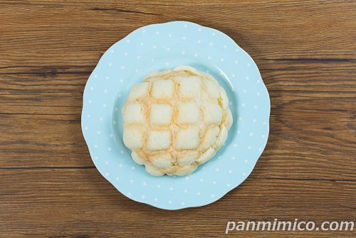 白いホイップメロンパン【ローソン】上から撮った写真