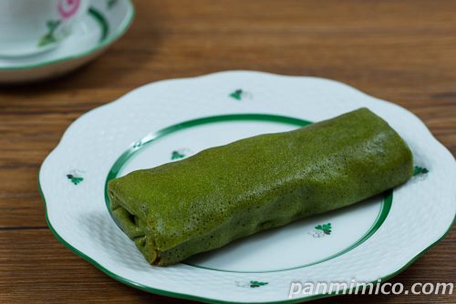 お抹茶大福みたいなクレープ【ローソン】斜めから撮った写真