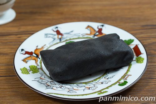 ブラックサンダー　ザクモチチョコクレープ【ファミリーマート】斜めから撮った写真