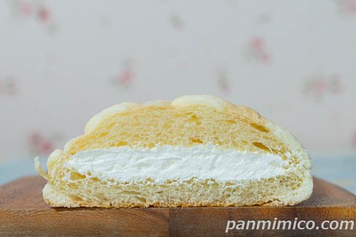 白いホイップメロンパン【ローソン】断面の写真