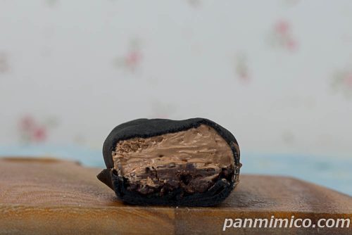 ブラックサンダー　ザクモチチョコクレープ【ファミリーマート】断面の写真