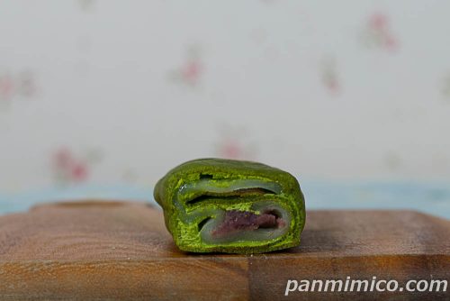お抹茶大福みたいなクレープ【ローソン】断面の写真