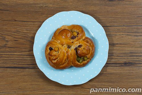 黒糖３色お豆パン【YKベーキングカンパニー】上から撮った写真