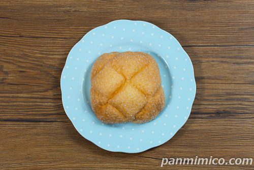 バターしみこむデニッシュメロンパン【YKベーキングカンパニー】上から撮った写真