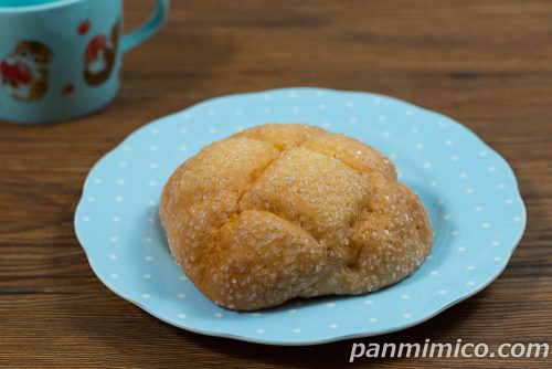 バターしみこむデニッシュメロンパン【YKベーキングカンパニー】斜めから撮った写真