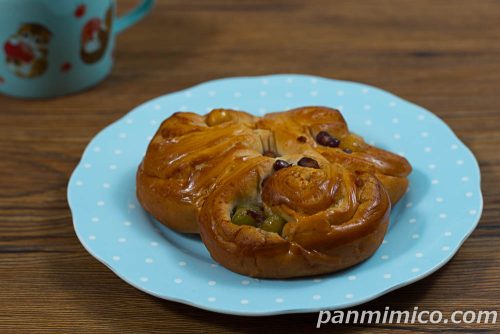 黒糖３色お豆パン【YKベーキングカンパニー】斜めから撮った写真