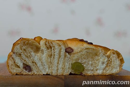 黒糖３色お豆パン【YKベーキングカンパニー】断面の写真