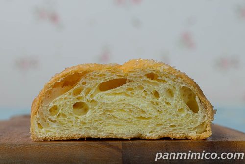 バターしみこむデニッシュメロンパン【YKベーキングカンパニー】断面の写真