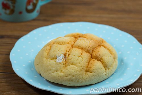 ホイップメロンパン 北海道チーズクリーム【Pasco】斜めから撮った写真