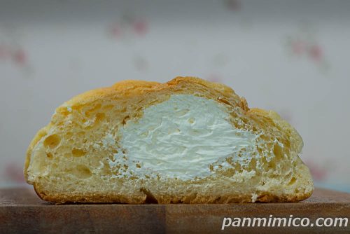 ホイップメロンパン 北海道チーズクリーム【Pasco】断面の写真