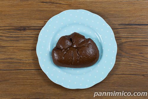 ファミマ・ザ・チョコクリームパン【ファミリーマート】上から撮った写真
