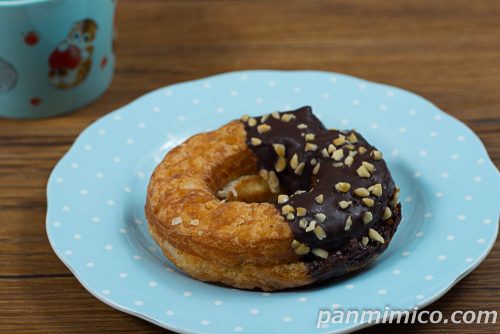 ヘーゼルナッツのクロワッサンドーナツ【ファミリーマート】斜めから撮った写真