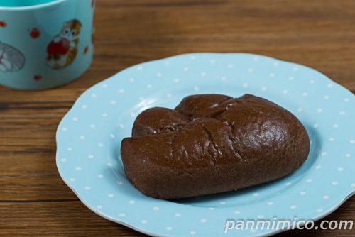 ファミマ・ザ・チョコクリームパン【ファミリーマート】斜めから撮った写真