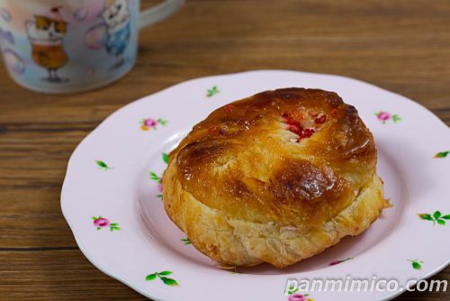 クイニーアマンサンド　苺バタークリーム【ローソン】斜めから撮った写真