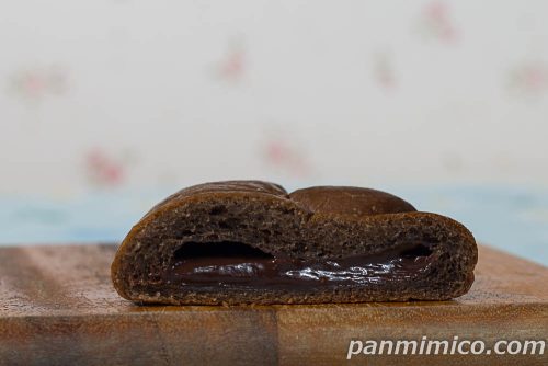 ファミマ・ザ・チョコクリームパン【ファミリーマート】断面の写真