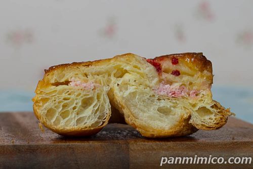 クイニーアマンサンド　苺バタークリーム【ローソン】断面の写真