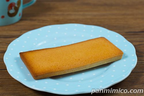 大きいフィナンシェ【ファミリーマート】斜めから撮った写真