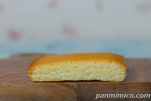 大きいフィナンシェ【ファミリーマート】断面の写真