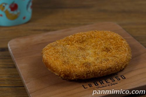 ハンバーグドーナツ【ヤマザキ】斜めから撮った写真