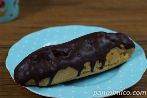 クリームほおばるエクレア【ヤマザキ】斜めから撮った写真