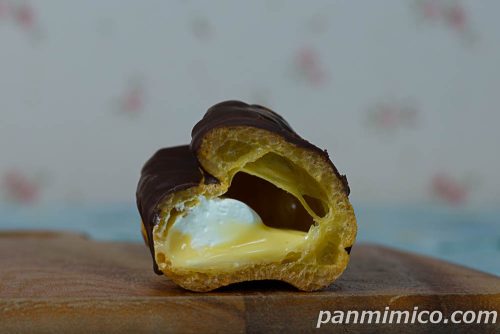 クリームほおばるエクレア【ヤマザキ】断面の写真