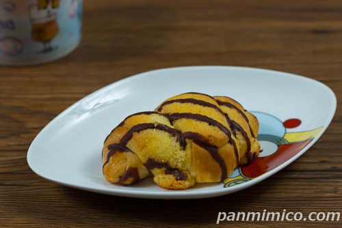 サンミー®みたいなしっとりクロワッサン　2個入【ローソン】斜めから撮った写真