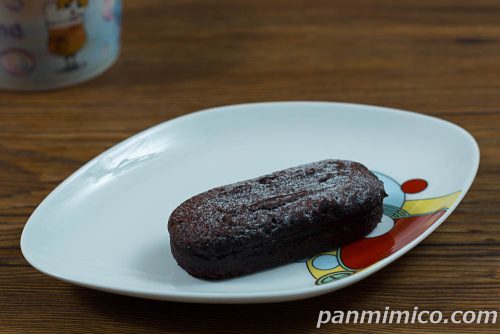 フルタ製菓監修　チョコケーキ　アーモンド入りチョコクリーム【ローソン】斜めから撮った写真