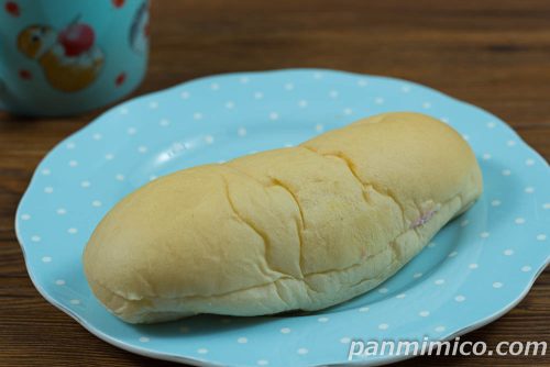 白生コッペパン（つぶつぶいちご＆ホワイトチョコ）【ファミリーマート】斜めから撮った写真