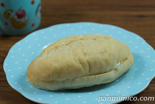 白生フランスパン(北海道産ダブル練乳ミルク)【ファミリーマート】斜めから撮った写真