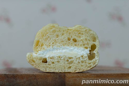 白生フランスパン(北海道産ダブル練乳ミルク)【ファミリーマート】断面の写真