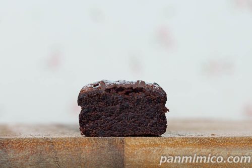 フルタ製菓監修　チョコケーキ　アーモンド入りチョコクリーム【ローソン】断面の写真