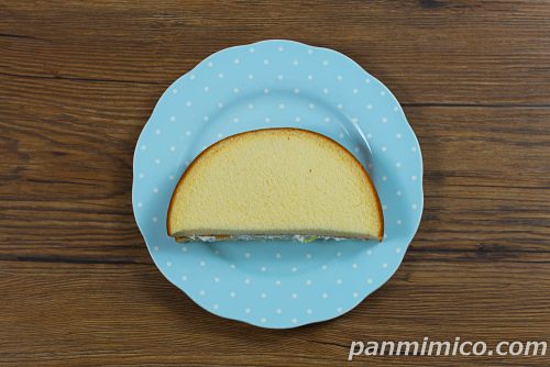 ドラえもんの四次元ポケットサンド（ホイップ＆3種のフルーツ入）【ファミリーマート】上から撮った写真