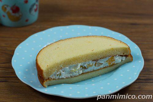 ドラえもんの四次元ポケットサンド（ホイップ＆3種のフルーツ入）【ファミリーマート】斜めから撮った写真