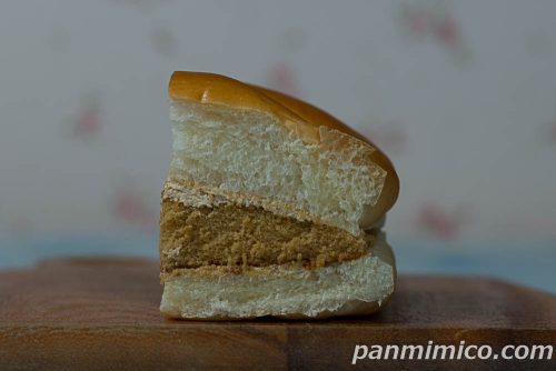 生かすてらさんど　コーヒー牛乳入りミルククリーム【フジパン】断面の写真