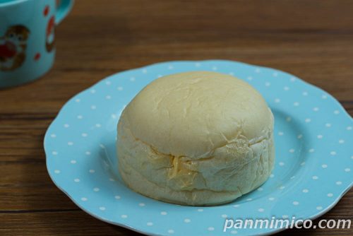 白生クリームパン（ダブルカスタード）【ファミリーマート】斜めから撮った写真