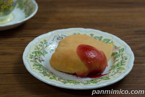 オムライスみたいなクレープ【セブンイレブン】斜めから撮った写真