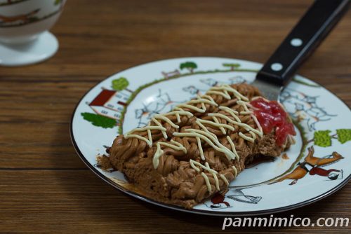 焼きそばみたいなショコラケーキ【セブンイレブン】斜めから撮った写真