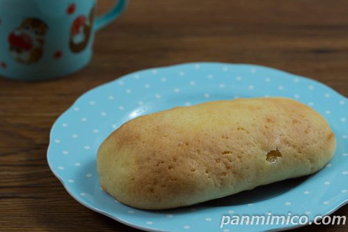 ホイップメロンあんぱん【セブンイレブン】斜めから撮った写真