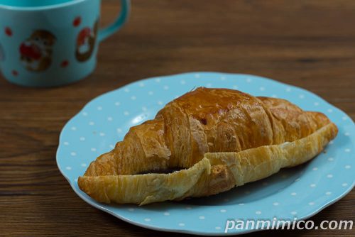 極生クロワッサン（牛乳ホイップ＆チョコクリーム）【ヤマザキ】斜めから撮った写真