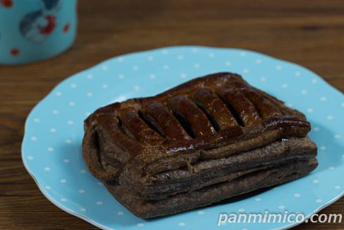 特濃生チョコパイ【ヤマザキ】斜めから撮った写真