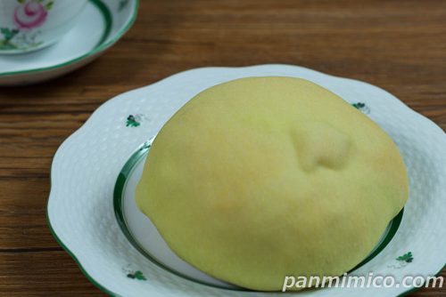 肥後グリーンメロンパン【第一パン】斜めから撮った写真